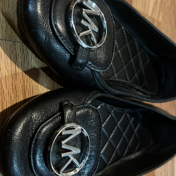 Michael Kors size 8 flats preowned leather black - Picture 2 of 5